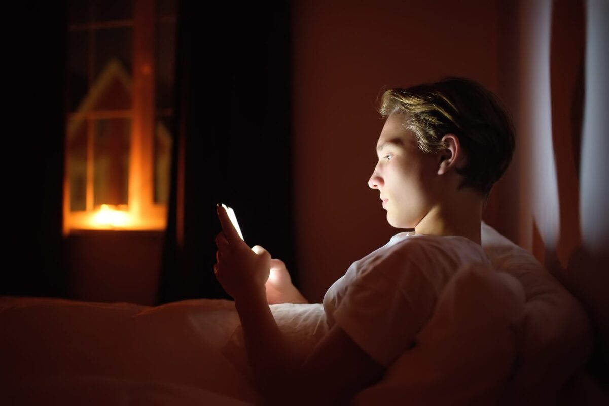 Kako-zastititi-oci-prilikom-koristenja-pametnih-telefona